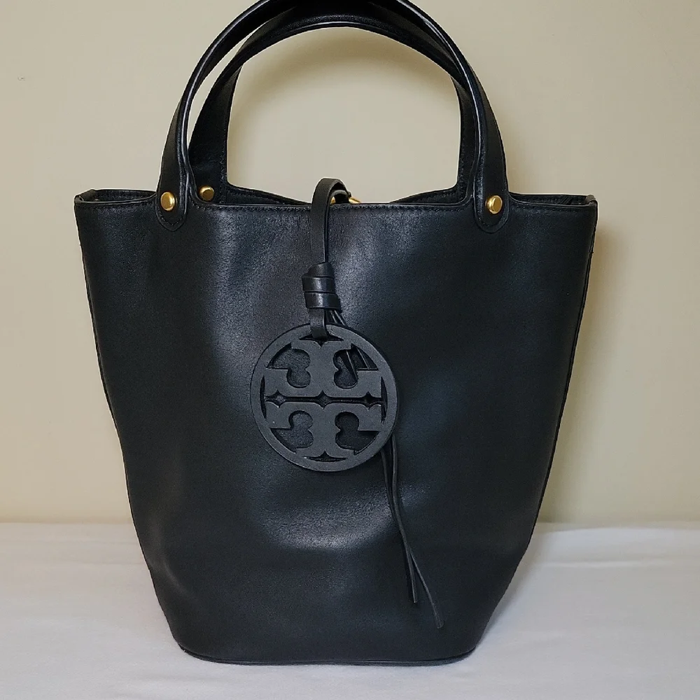 Tory Burch Black Bucket Bag. NWOT‎
